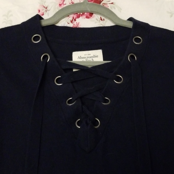 Small Abercrombie and Fitch sweater - Picture 2 of 2